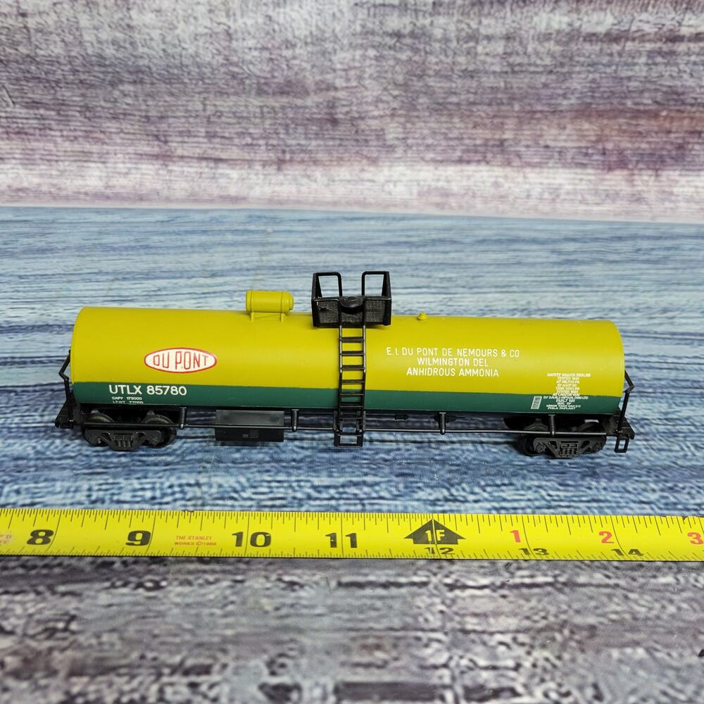 H.O Scale train car Dupont single lid tanker train car LT green/green
